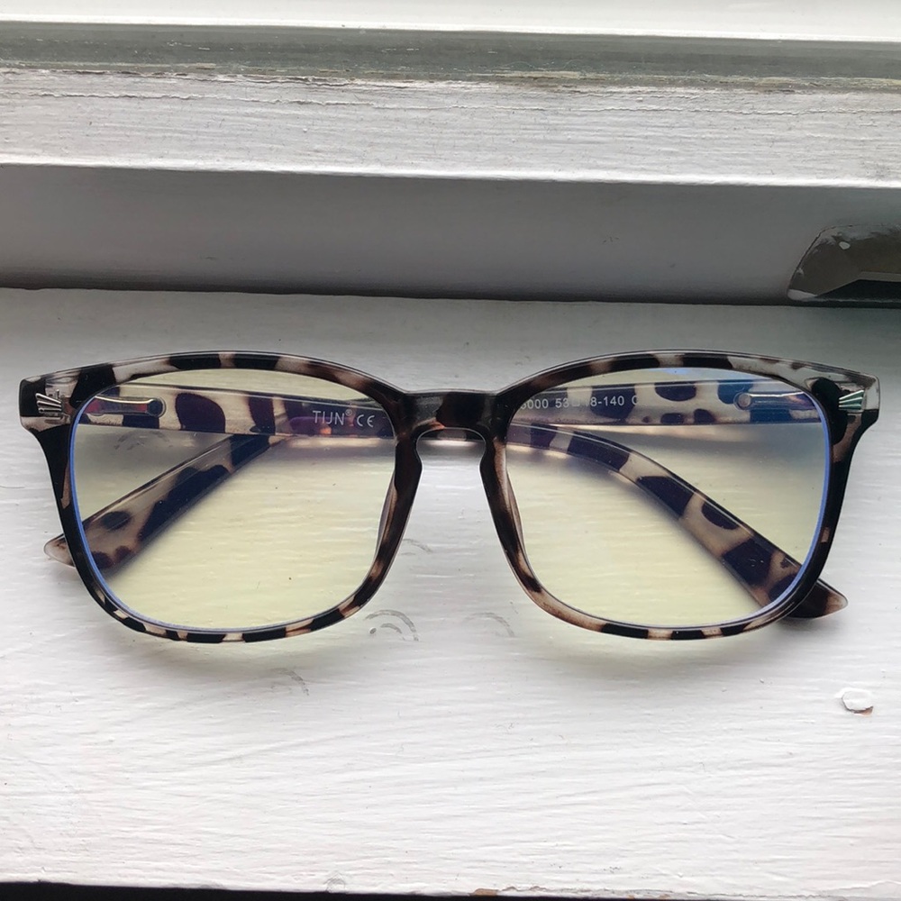 Non-prescription blue light protecting glasses